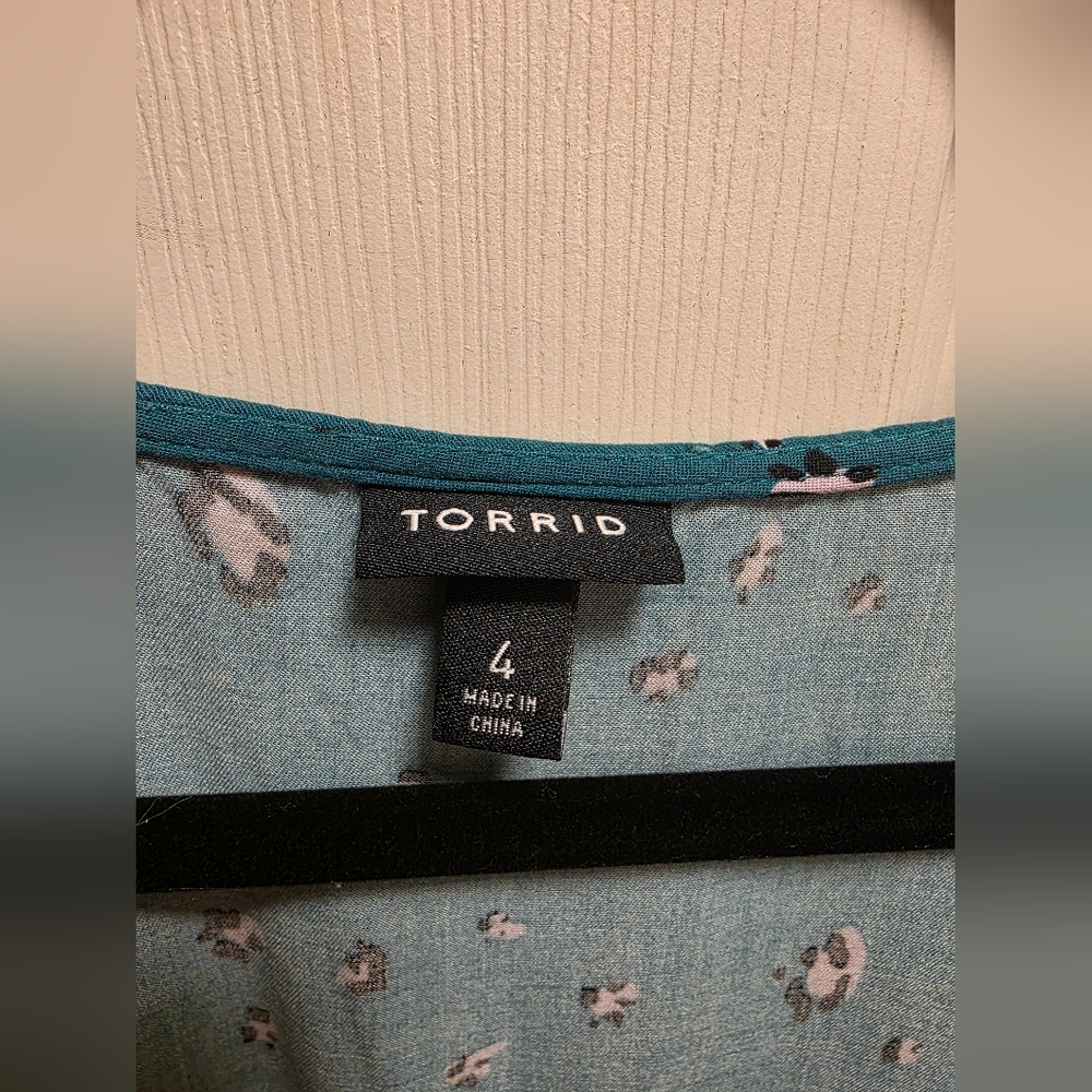 🌴 Torrid Teal V-Neck Top with Pink and Black Accents - Picture 5 of 6